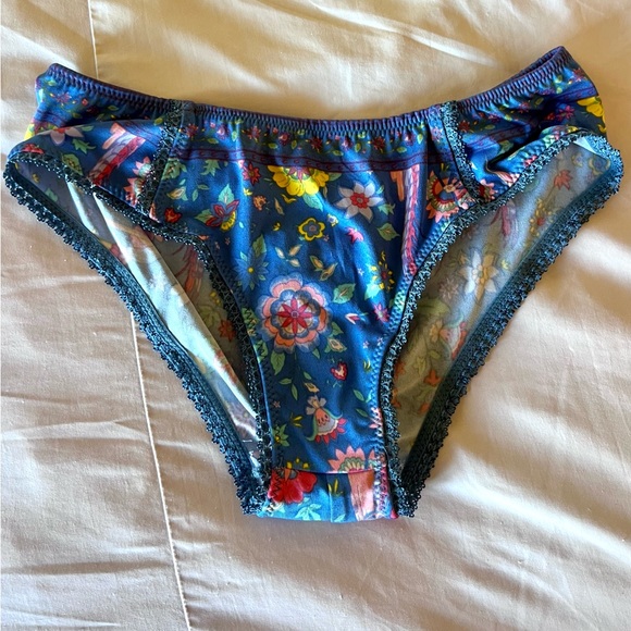 Spell lovebird intimates - Picture 9 of 11